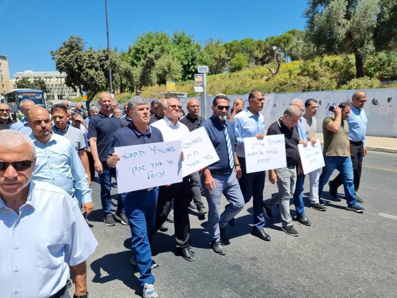 احتجاجًا على تجميد ميزانيات السلطات العربية - الرؤساء يتظاهرون ويعتصمون في القدس-2