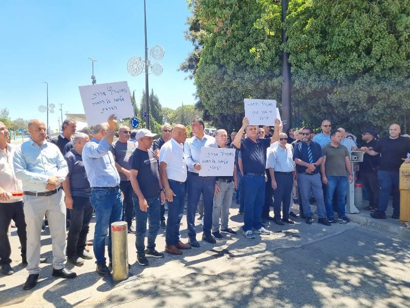 احتجاجًا على تجميد ميزانيات السلطات العربية - الرؤساء يتظاهرون ويعتصمون في القدس-3