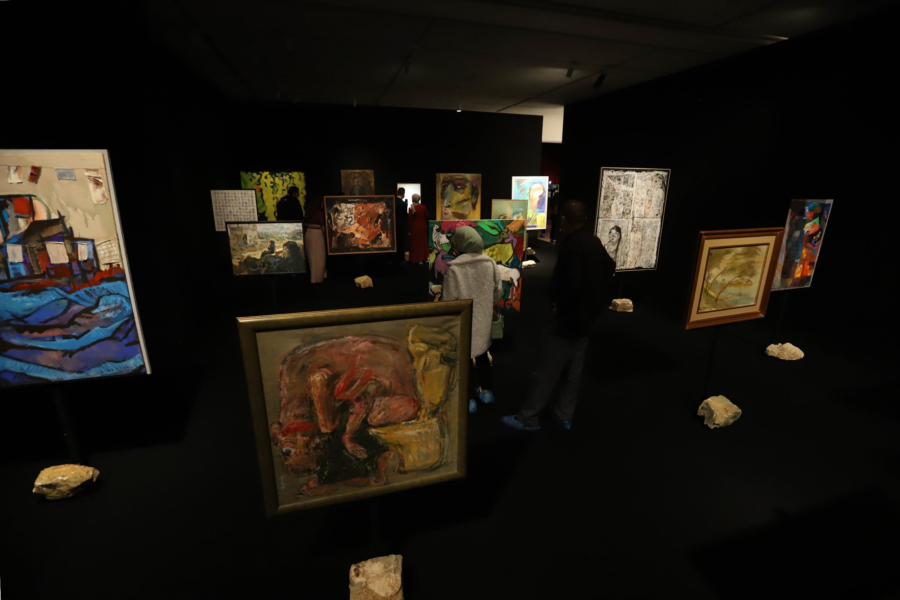القطان تفتتح معرض 50 قرية: 20 فنان وتعرض مجموعتها الفنية في رام الله-2