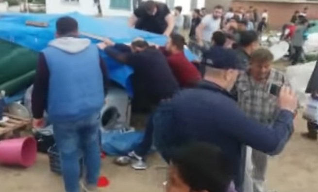 ازمير: مجموعة من الأتراك يهاجمون لاجئين سوريين ويهدمون مخيماتهم-0