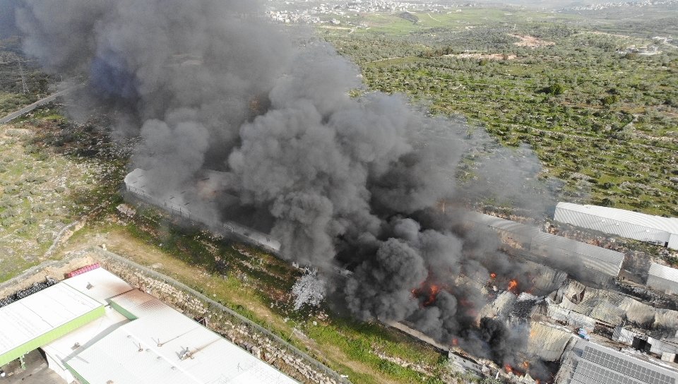 اندلاع حريق بعدة مصانع في المنطقة الصناعية عمانوئيل-1