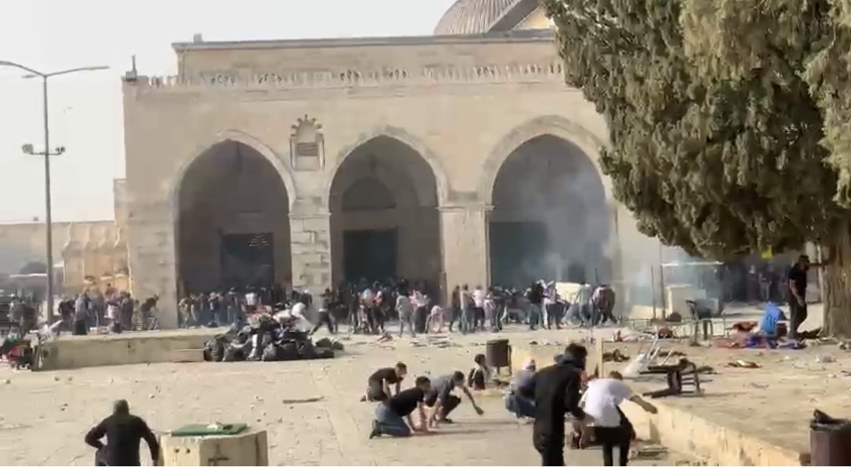 305 مصابًا في القدس .. فتح بعض بوابات المسجد ودعوات لمسيرات في كل المدن الفلسطينية-0