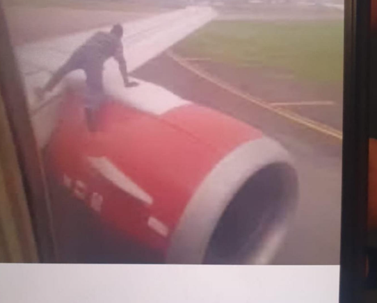 فيديوهات وصلت الركاب تعرقل سفر طائرة تركية من مطار بن غوريون-1