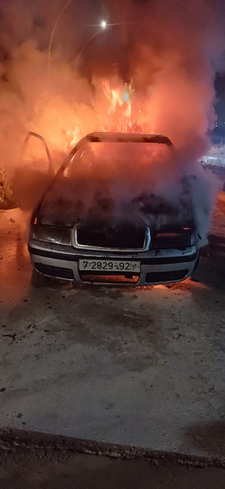مستوطنون يحرقون سيارة فلسطيني قرب قلقيلية  ويخطّون شعارات عنصرية على جدران منزله-1