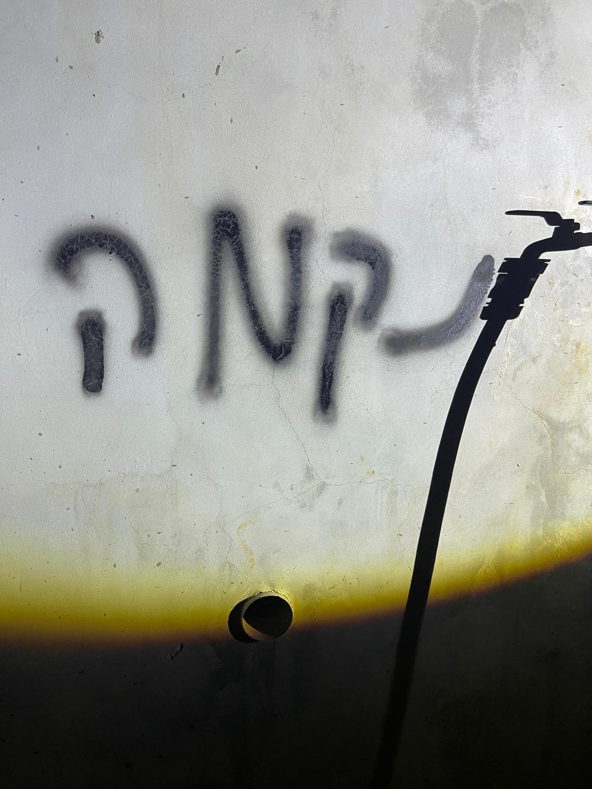 مستوطنون يحرقون سيارة فلسطيني قرب قلقيلية  ويخطّون شعارات عنصرية على جدران منزله-2
