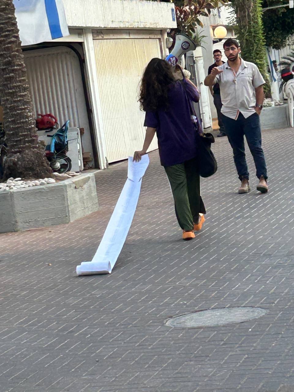 ناشطو "نقف معًا" أمام منزل يائير لبيد مع عريضة بآلاف التوقيعات تدعوه للتراجع على دعمه لإقصاء أيمن عودة-7