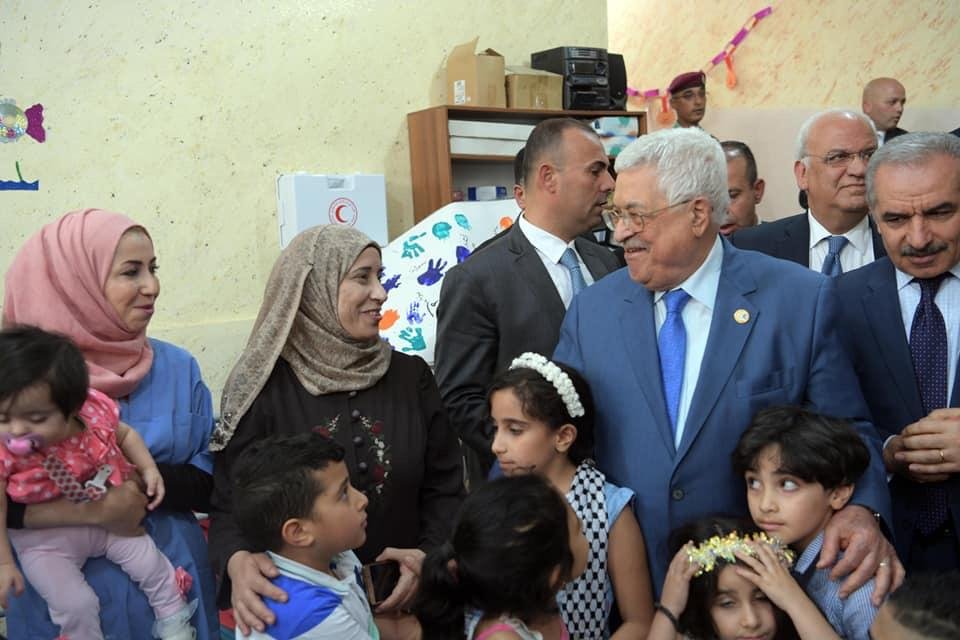الرئيس محمود عباس فى جولة تفقدية لمخيم الجلزون -1