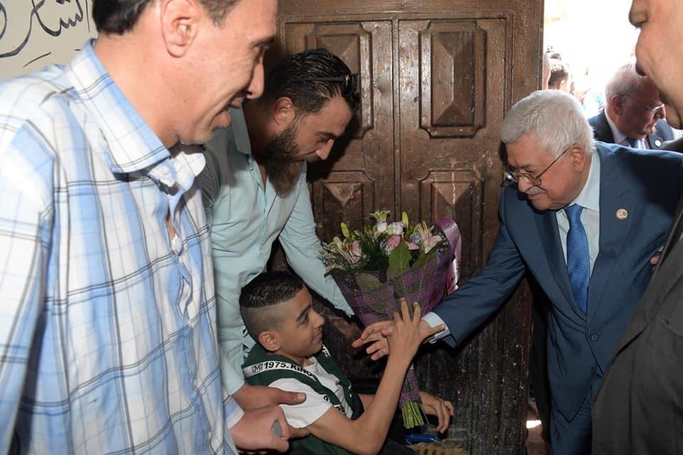 الرئيس محمود عباس فى جولة تفقدية لمخيم الجلزون -3
