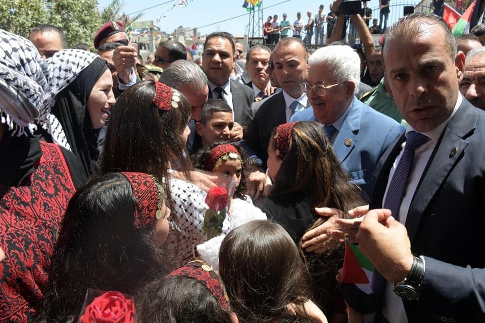 الرئيس محمود عباس فى جولة تفقدية لمخيم الجلزون -7