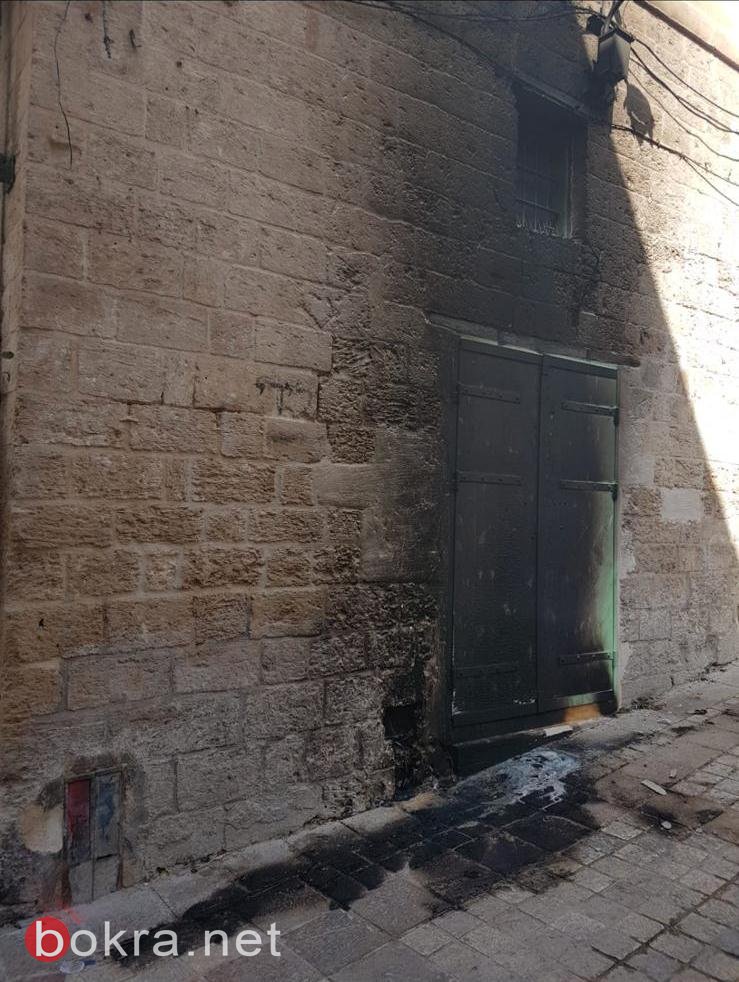 الناصرة: إحراق سيارة مواطنة (70 عاما)، والحاق اضرار بجدار مكتب في السوق القديم-1