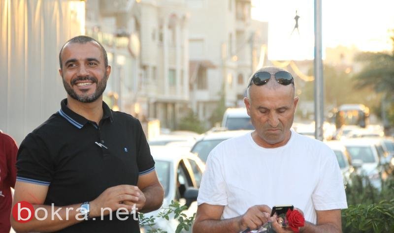 سخنين: مازن غنايم وصفوت ابو ريا بشاركان الحركة الاسلامية بتوزيع الورود ب-3