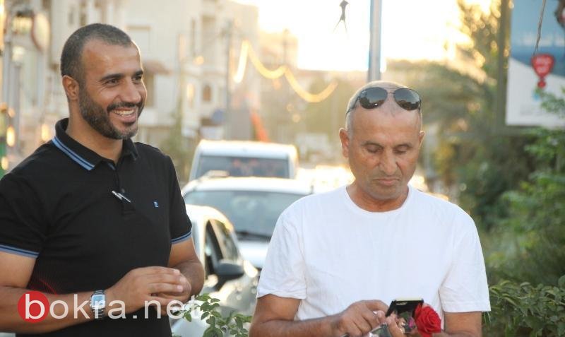 سخنين: مازن غنايم وصفوت ابو ريا بشاركان الحركة الاسلامية بتوزيع الورود ب-5