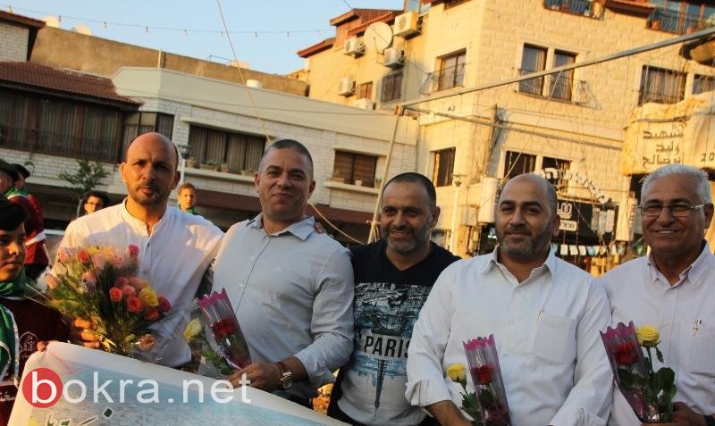 سخنين: مازن غنايم وصفوت ابو ريا بشاركان الحركة الاسلامية بتوزيع الورود ب-9