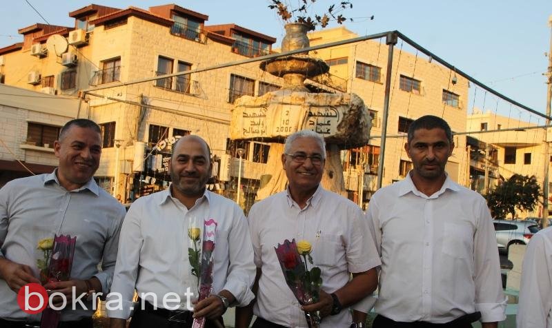سخنين: مازن غنايم وصفوت ابو ريا بشاركان الحركة الاسلامية بتوزيع الورود ب-15