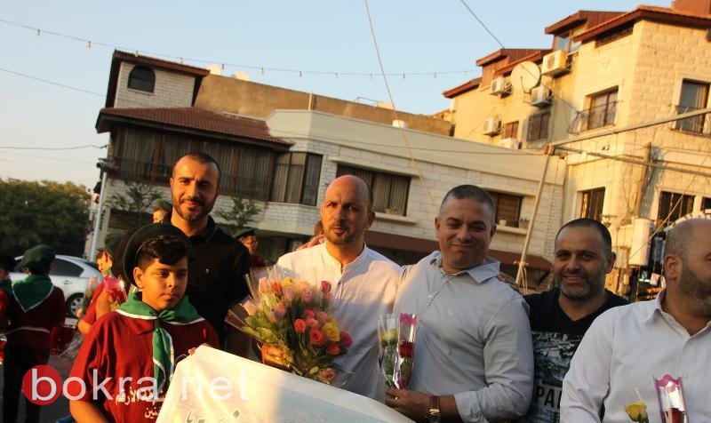 سخنين: مازن غنايم وصفوت ابو ريا بشاركان الحركة الاسلامية بتوزيع الورود ب-18
