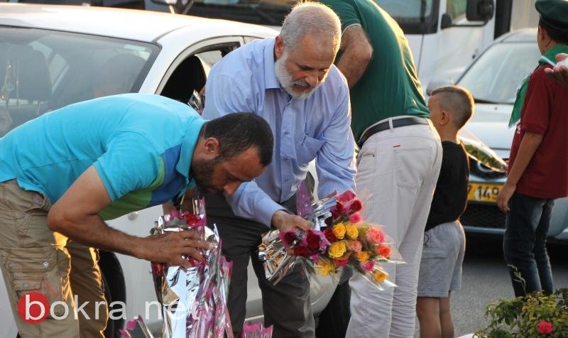 سخنين: مازن غنايم وصفوت ابو ريا بشاركان الحركة الاسلامية بتوزيع الورود ب-24