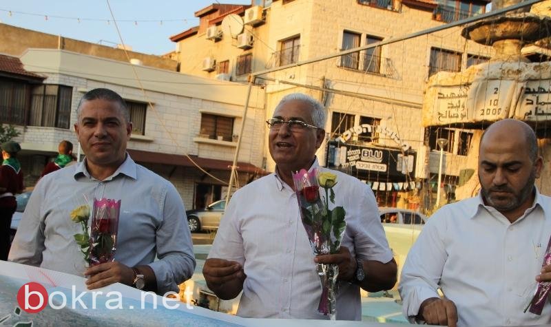 سخنين: مازن غنايم وصفوت ابو ريا بشاركان الحركة الاسلامية بتوزيع الورود ب-30