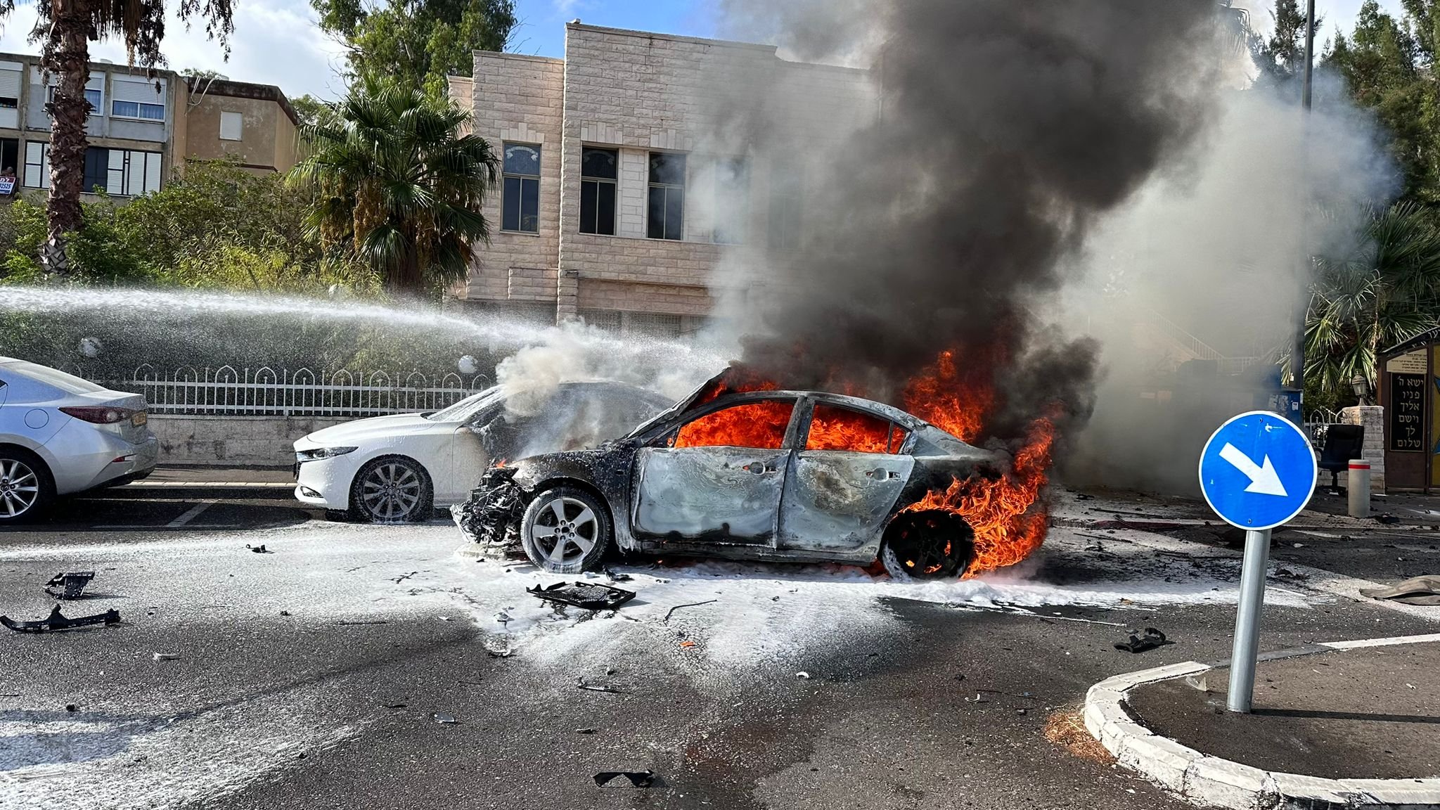 بالفيديو: انفجار مركبة في مدينة حيفا وامتداد النيران لمركبة بجانبها.-0
