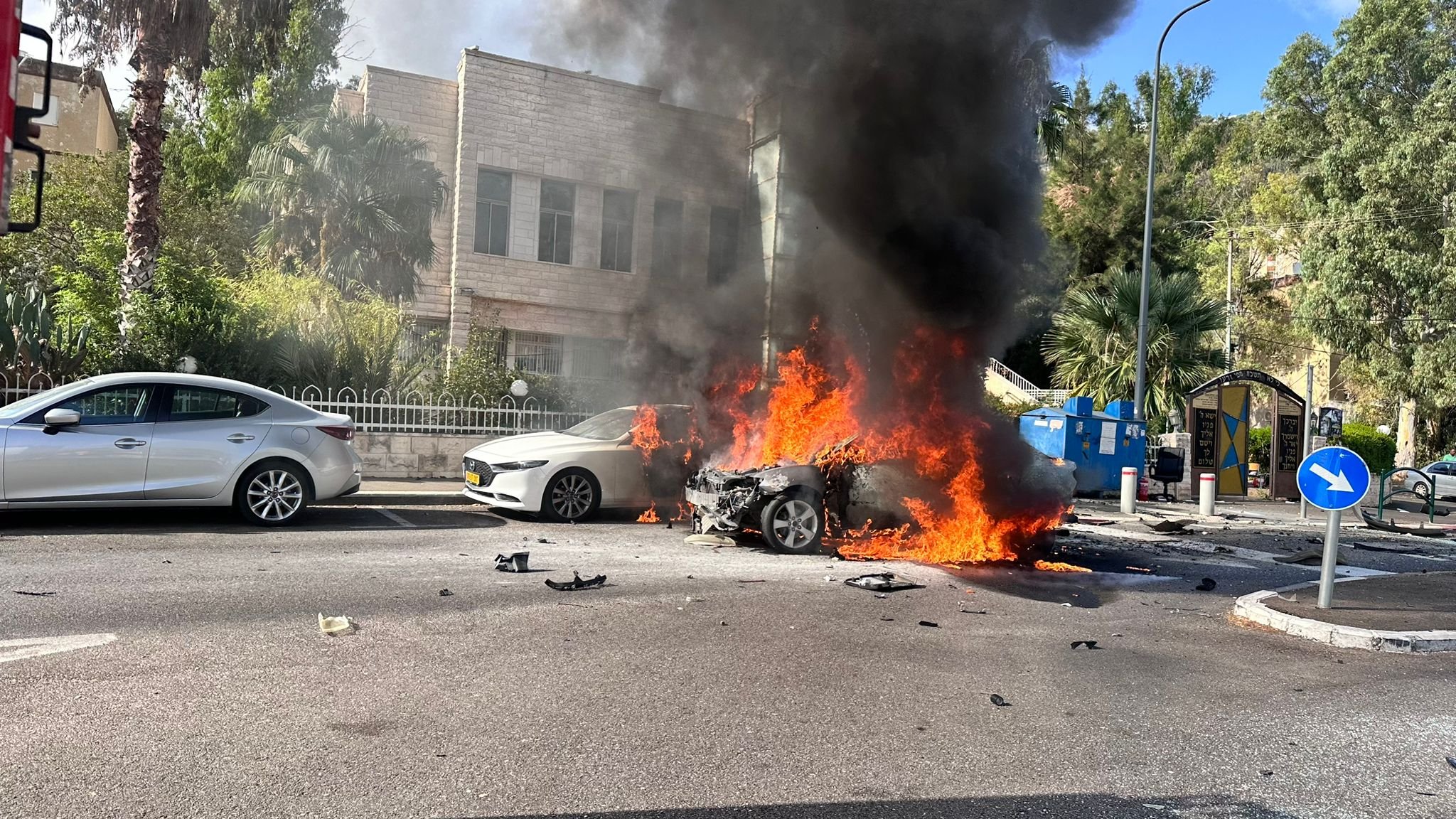 بالفيديو: انفجار مركبة في مدينة حيفا وامتداد النيران لمركبة بجانبها.-1
