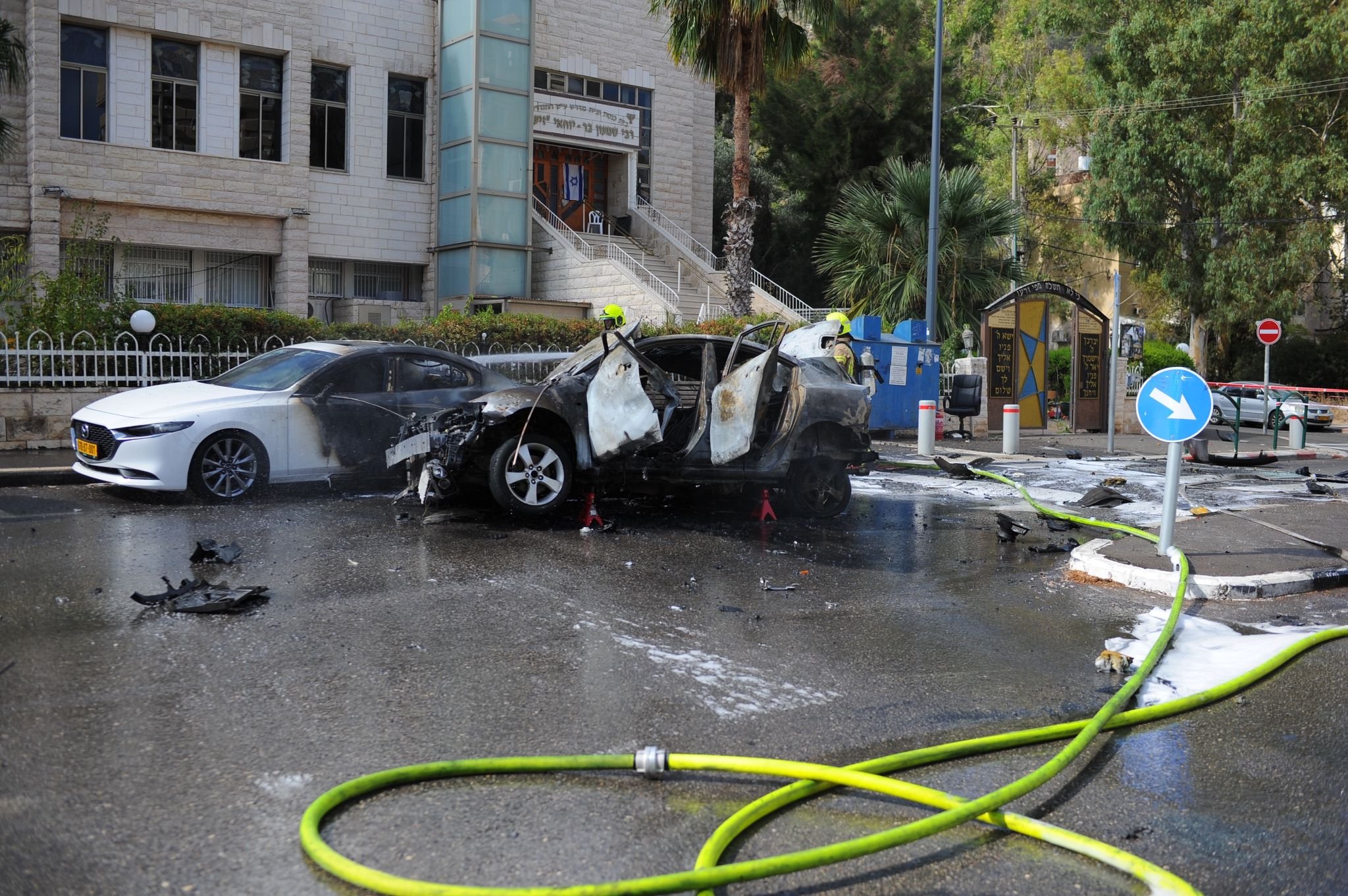 بالفيديو: انفجار مركبة في مدينة حيفا وامتداد النيران لمركبة بجانبها.-2