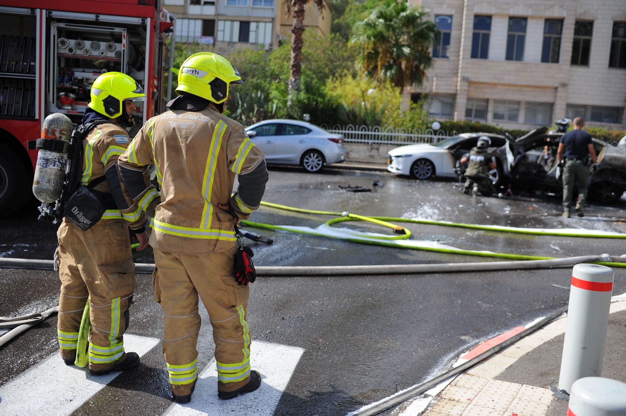 بالفيديو: انفجار مركبة في مدينة حيفا وامتداد النيران لمركبة بجانبها.-5