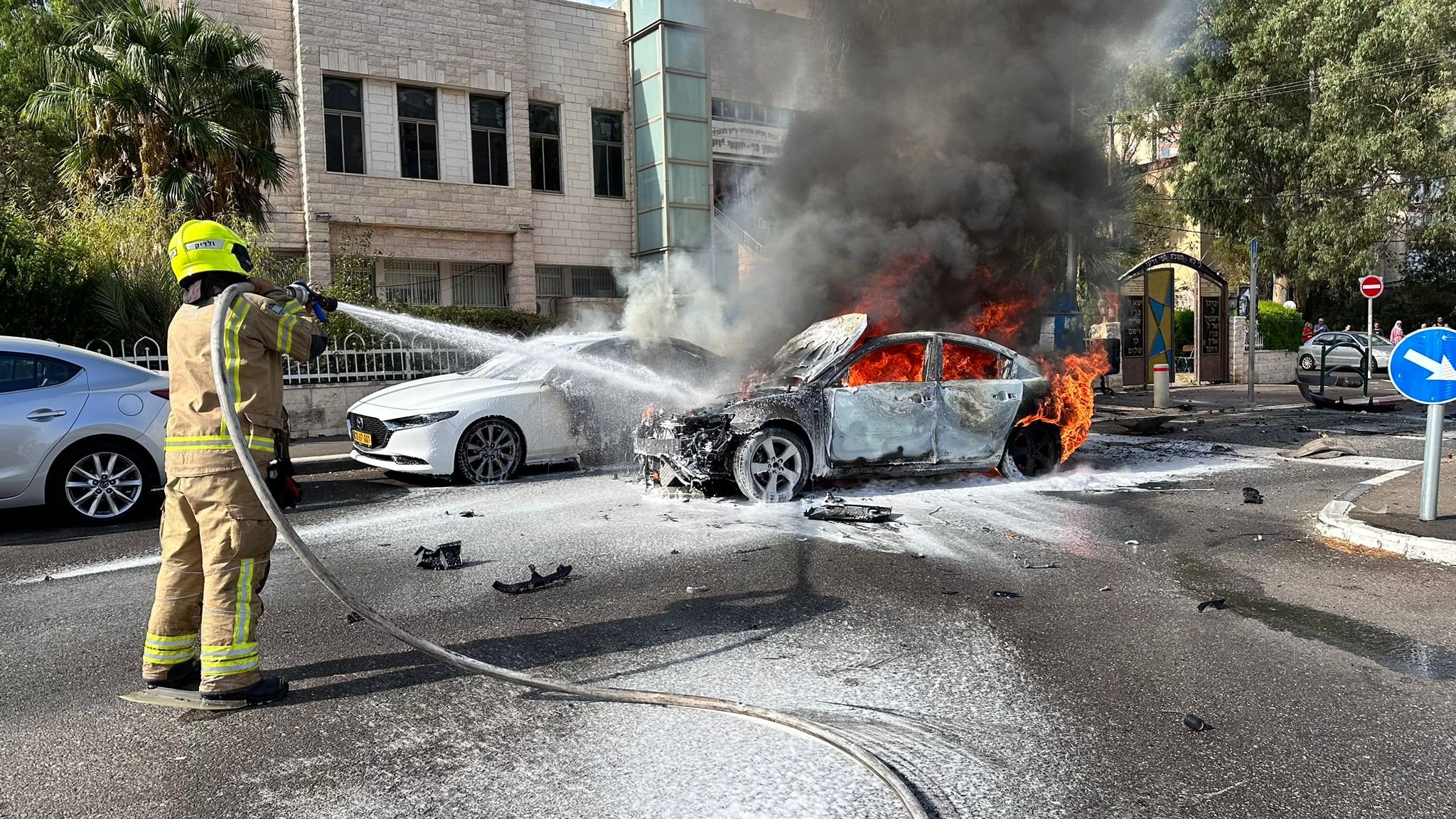 بالفيديو: انفجار مركبة في مدينة حيفا وامتداد النيران لمركبة بجانبها.-6