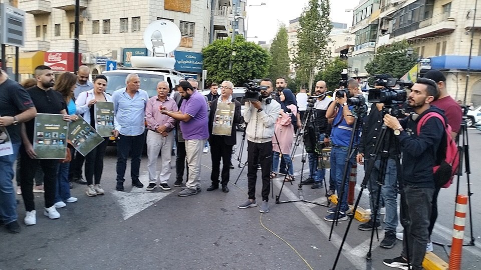 وقفة لنقابة الصحفيين برام الله تندد بالجرائم بحق صحفيي قطاع غزة-4