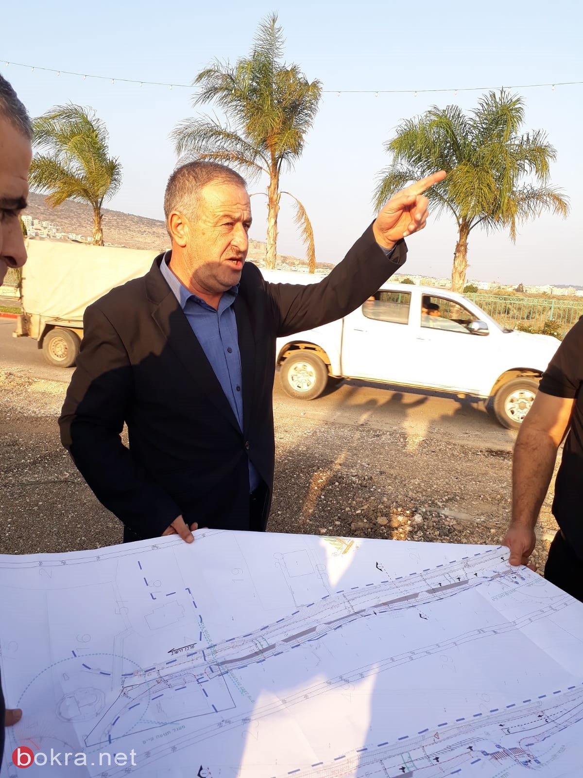 رئيس مجلس طرعان المحلي مازن عدوي يواكب الأعمال والتعديلات في مدخل قرية طرعان-3