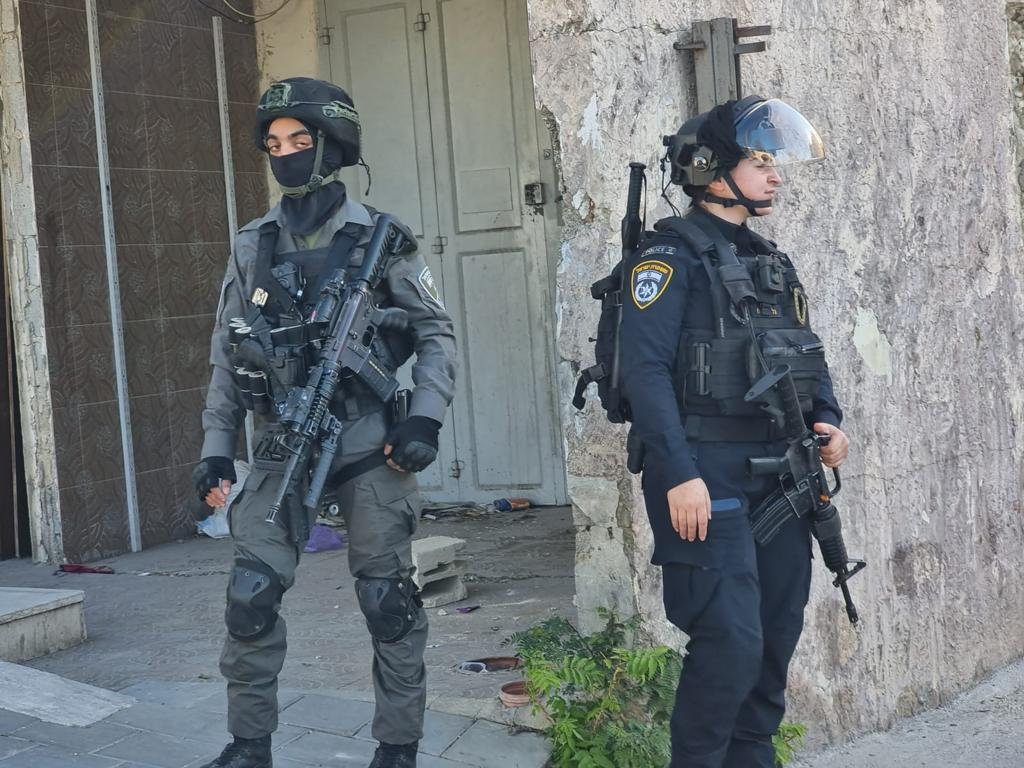 اعتقال 3 مشتبهين من شرقي القدس، للإشتباه بقيامهم بإلقاء زجاجات حارقة، بإتجاه قوات الشرطة والمنازل اليهودية-2