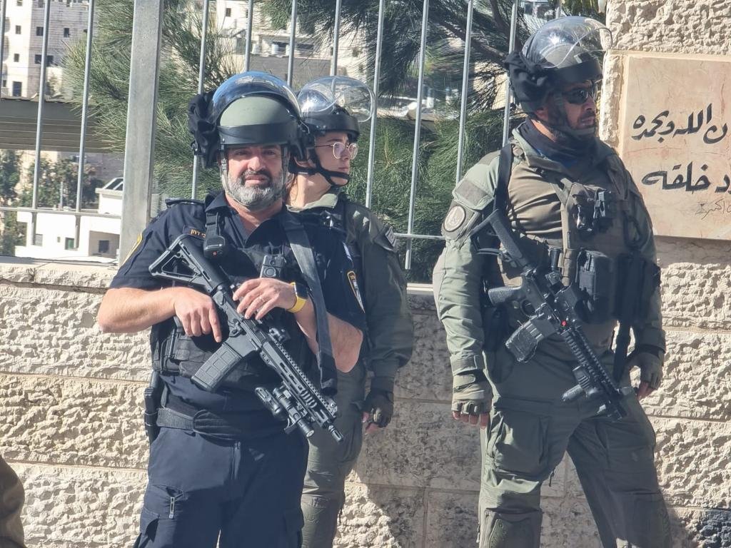 اعتقال 3 مشتبهين من شرقي القدس، للإشتباه بقيامهم بإلقاء زجاجات حارقة، بإتجاه قوات الشرطة والمنازل اليهودية-3
