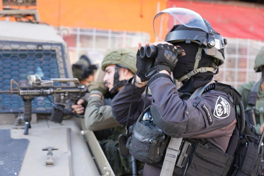 اعتقال 3 مشتبهين من شرقي القدس، للإشتباه بقيامهم بإلقاء زجاجات حارقة، بإتجاه قوات الشرطة والمنازل اليهودية-4