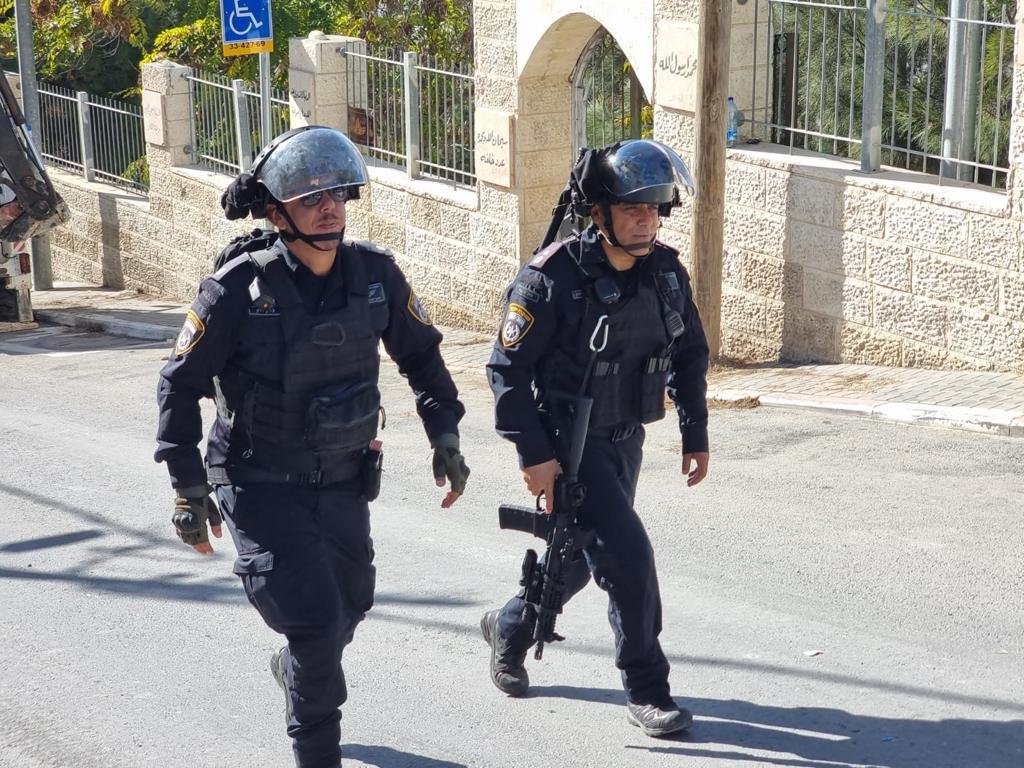 اعتقال 3 مشتبهين من شرقي القدس، للإشتباه بقيامهم بإلقاء زجاجات حارقة، بإتجاه قوات الشرطة والمنازل اليهودية-5