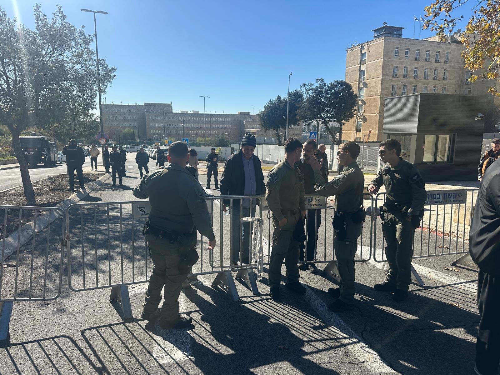 القدس: مئات المتظاهرين أمام مكتب رئيس الحكومة  تحت شعار: "مظاهرة الغضب: لوقف الجريمة والمجازر في المجتمع العربي-1