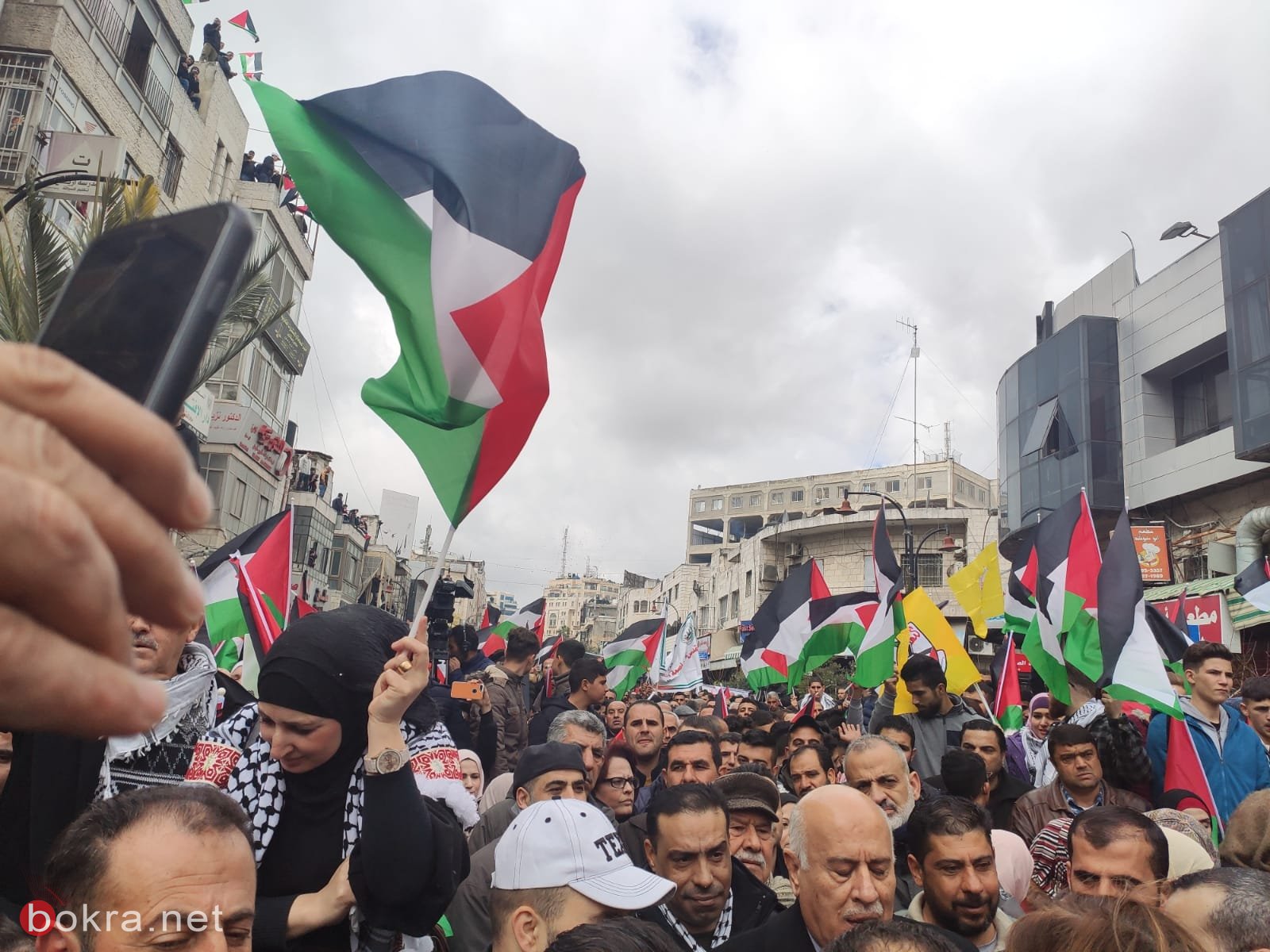 الآلاف من الفلسطينيين يشاركون في المهرجان المركزي 110559638