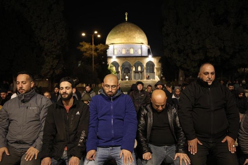 بالصور: مئات المصلين يؤدون اول صلاة تراويح في المسجد الاقصى رغم العراقيل الاسرائيلية-0