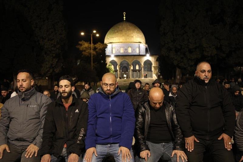 بالصور: مئات المصلين يؤدون اول صلاة تراويح في المسجد الاقصى رغم العراقيل الاسرائيلية-2