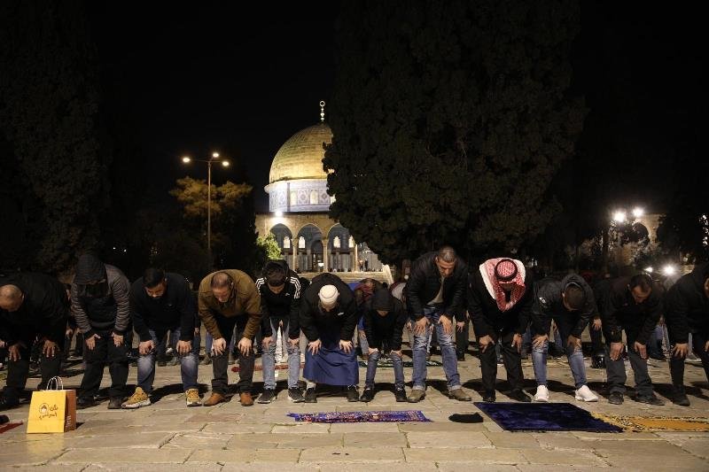 بالصور: مئات المصلين يؤدون اول صلاة تراويح في المسجد الاقصى رغم العراقيل الاسرائيلية-8