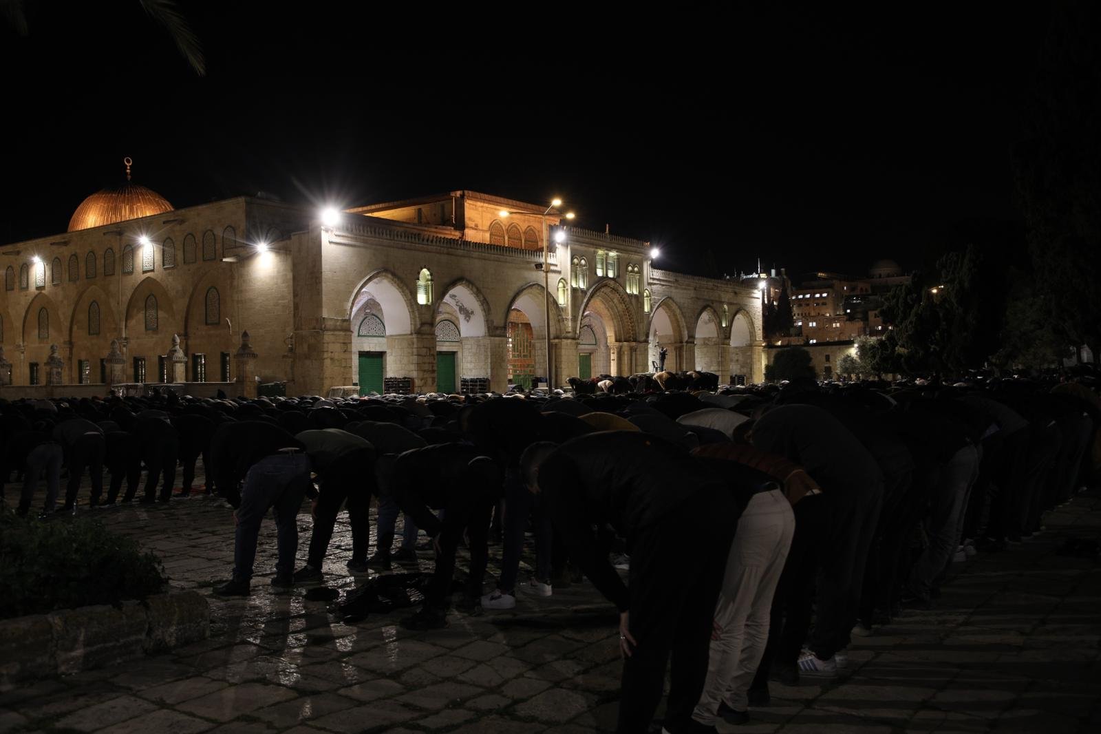 (35 ألف) مصل نجحوا في الوصول إلى المسجد الأقصى لأداء صلاتي العشاء والتراويح-13