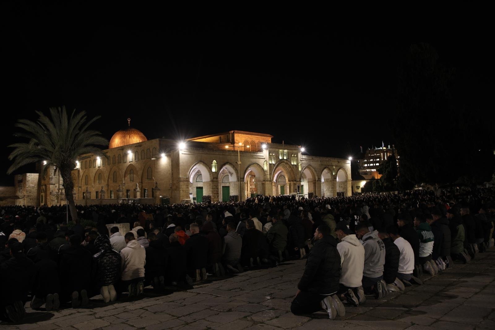 (35 ألف) مصل نجحوا في الوصول إلى المسجد الأقصى لأداء صلاتي العشاء والتراويح-16