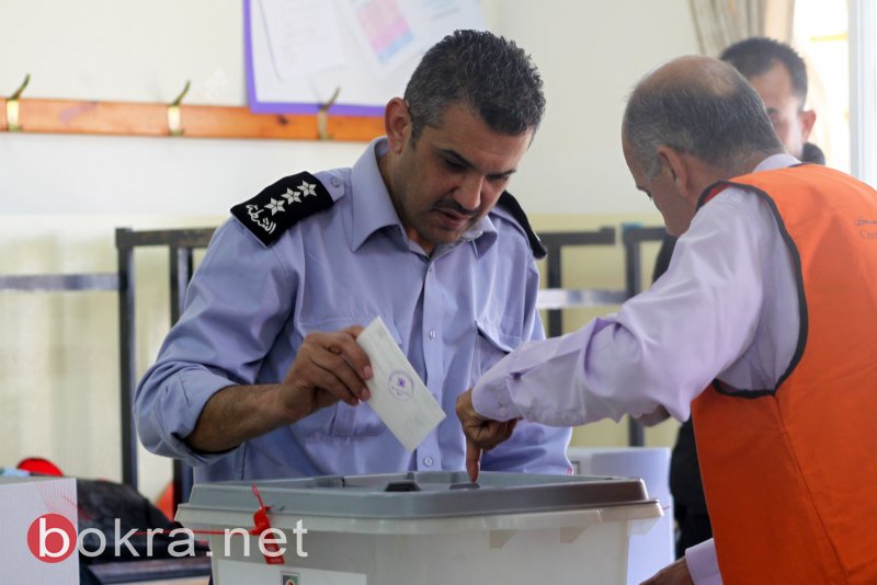أفراد قوى الأمن الفلسطينية يبدأون التصويت في انتخابات الهيئات المحلية-5