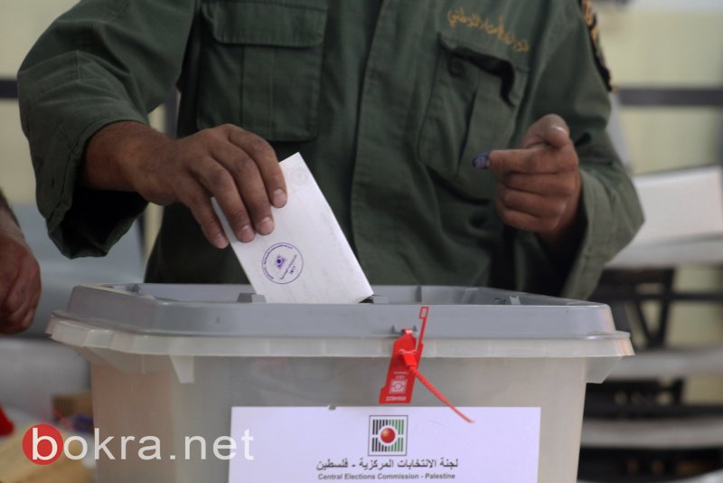أفراد قوى الأمن الفلسطينية يبدأون التصويت في انتخابات الهيئات المحلية-8
