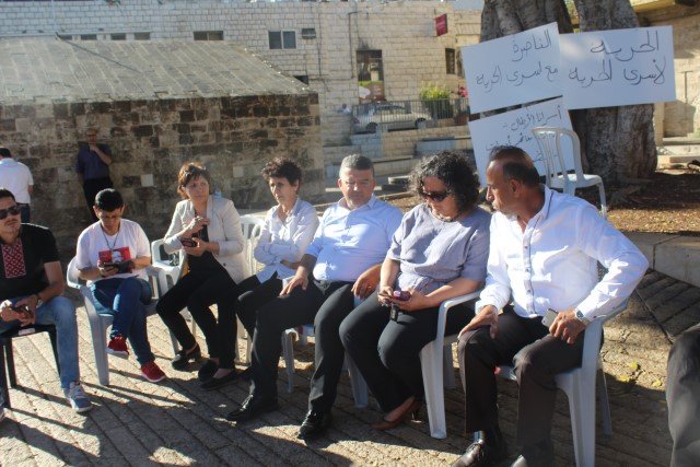 حضور واسع من القيادات العربية تضامنا مع اضراب الاسرى في خيمة الاعتصام في الناصرة-0