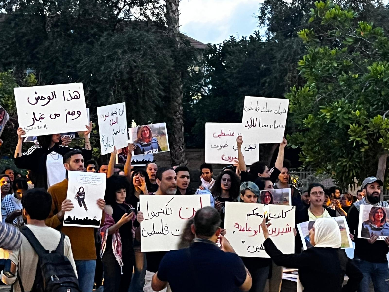 صور الشهيدة وأعلام فلسطينية وإغلاق شارع| مظاهرة حاشدة في حيفا في أعقاب اغتيال شيرين أبو عاقلة-4