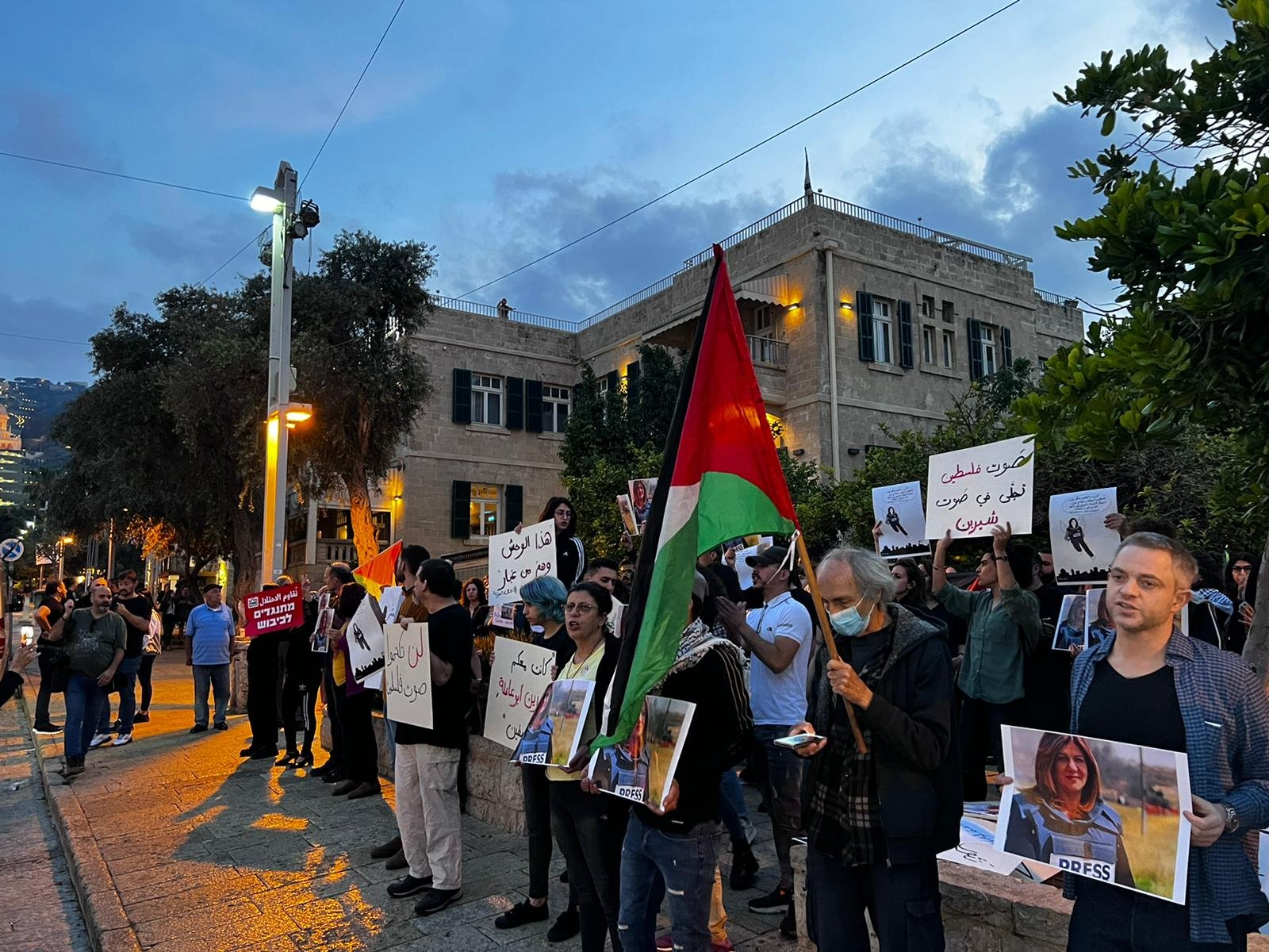 صور الشهيدة وأعلام فلسطينية وإغلاق شارع| مظاهرة حاشدة في حيفا في أعقاب اغتيال شيرين أبو عاقلة-7