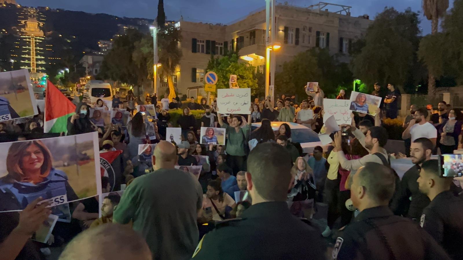 صور الشهيدة وأعلام فلسطينية وإغلاق شارع| مظاهرة حاشدة في حيفا في أعقاب اغتيال شيرين أبو عاقلة-9