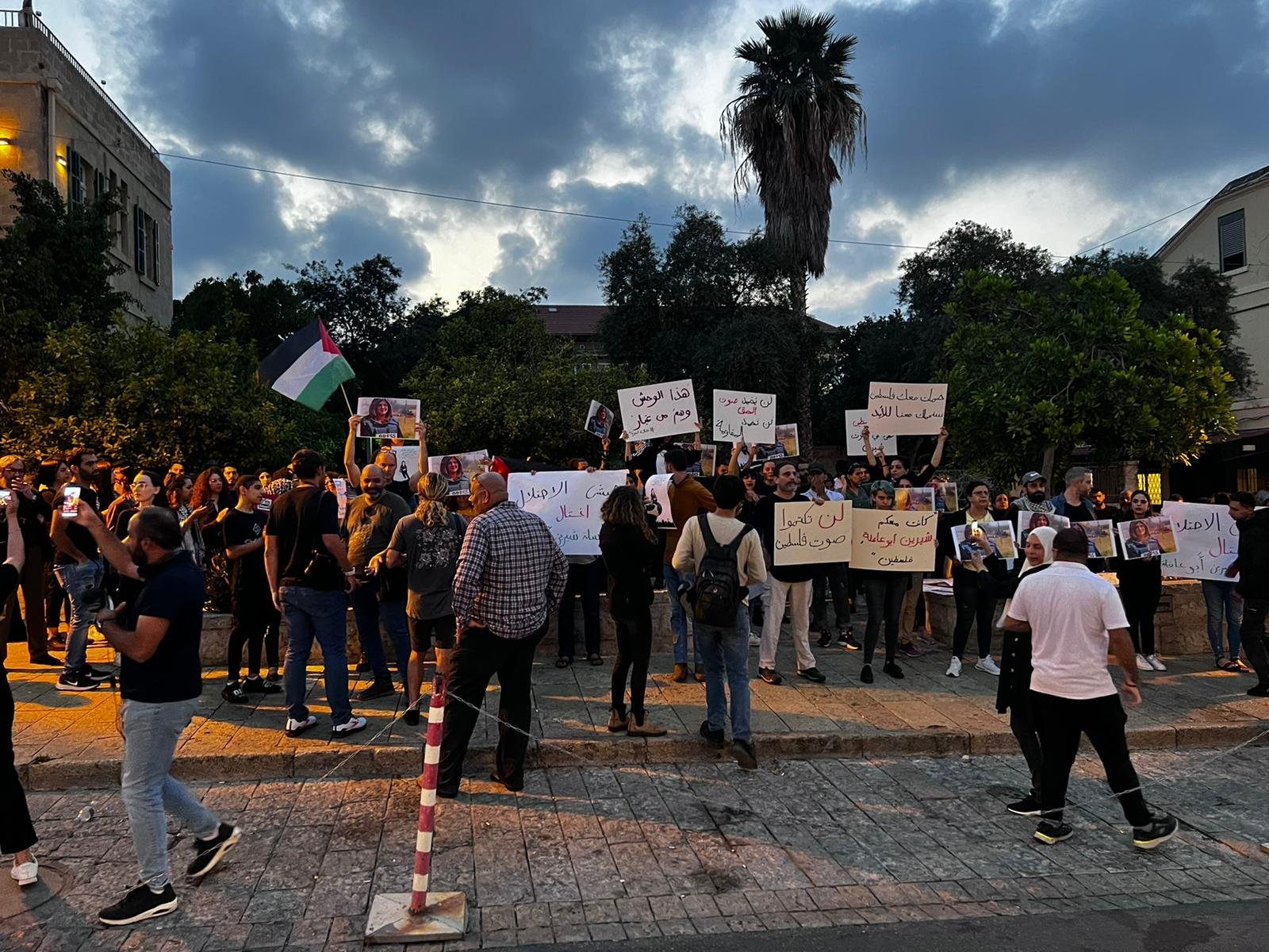 صور الشهيدة وأعلام فلسطينية وإغلاق شارع| مظاهرة حاشدة في حيفا في أعقاب اغتيال شيرين أبو عاقلة-15