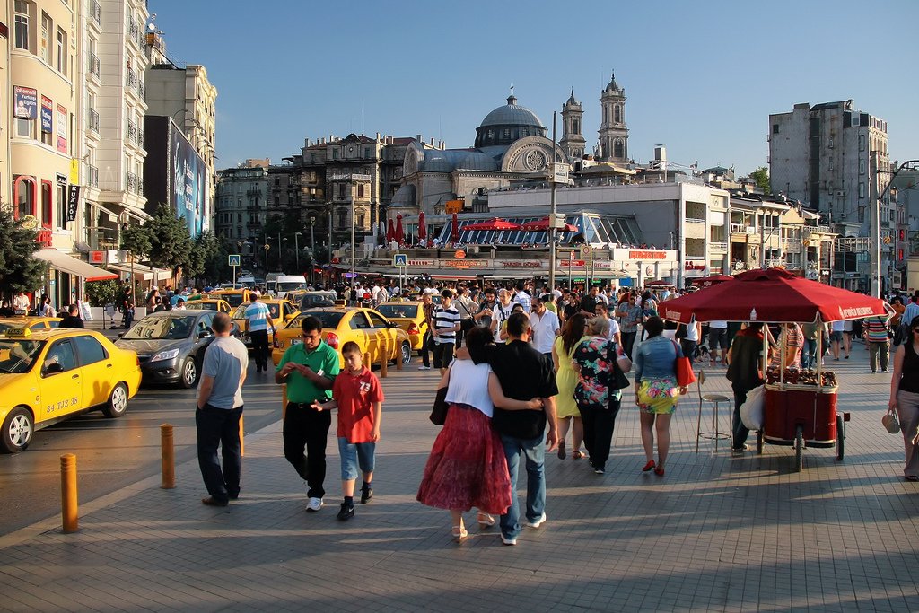 ميدان تقسيم أكثر الأماكن حيوية في اسطنبول، تعرفوا عليه-1