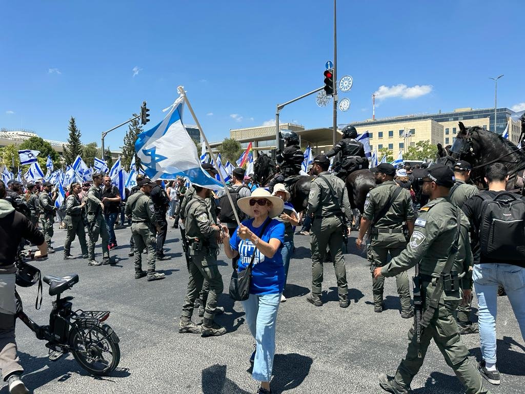 الاحتجاجات تتصاعد في القدس: تفريق المتظاهرين بالقوة-0