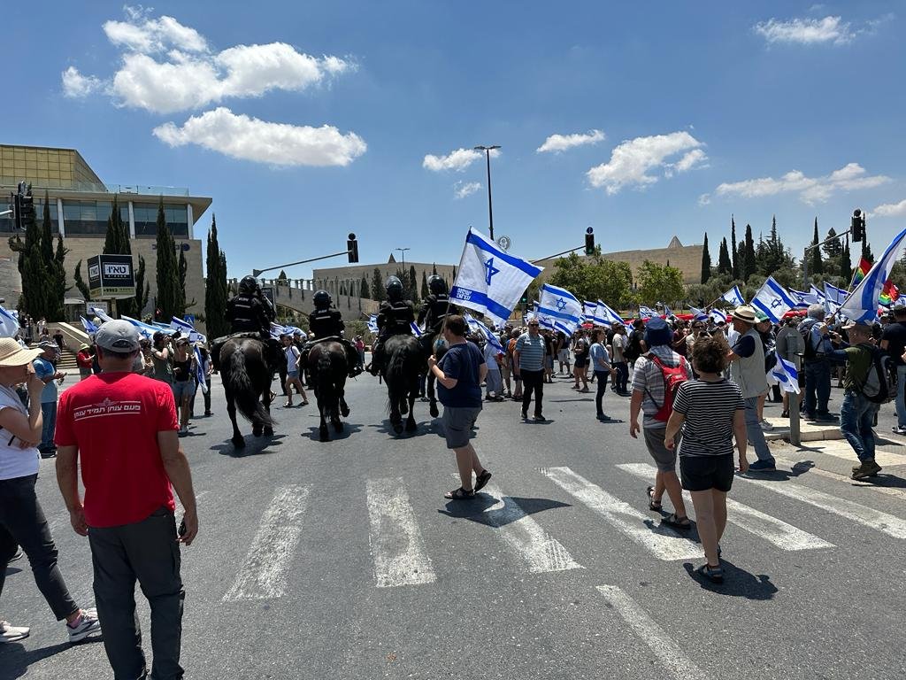 الاحتجاجات تتصاعد في القدس: تفريق المتظاهرين بالقوة-2