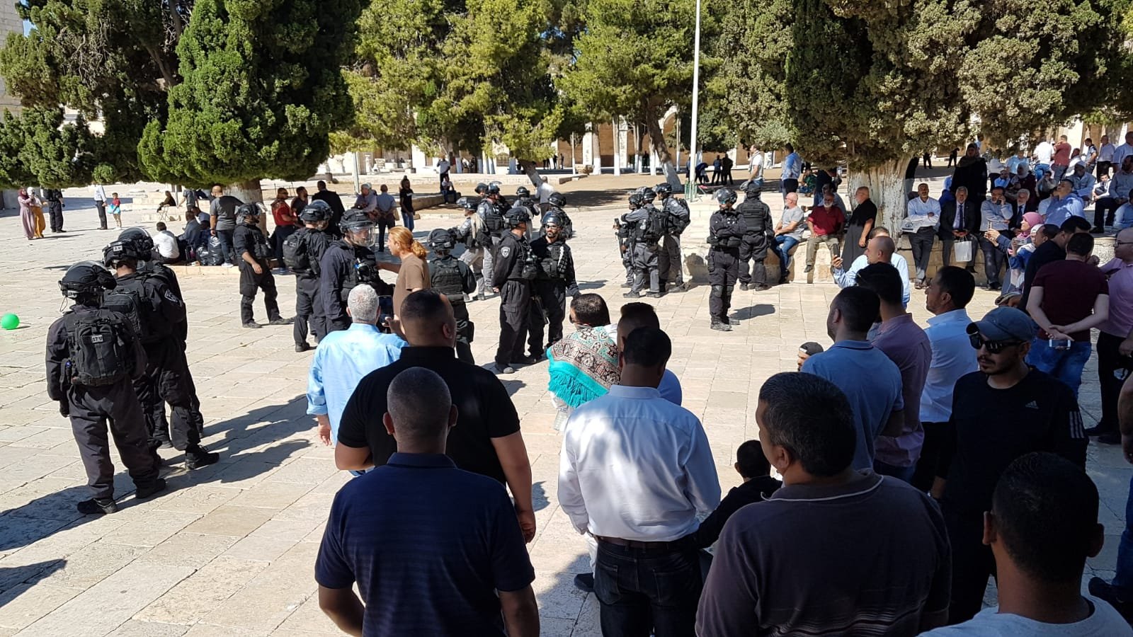 مباشر: مواجهات في المسجد الأقصى بين المصلين والشرطة الإسرائيلية-1